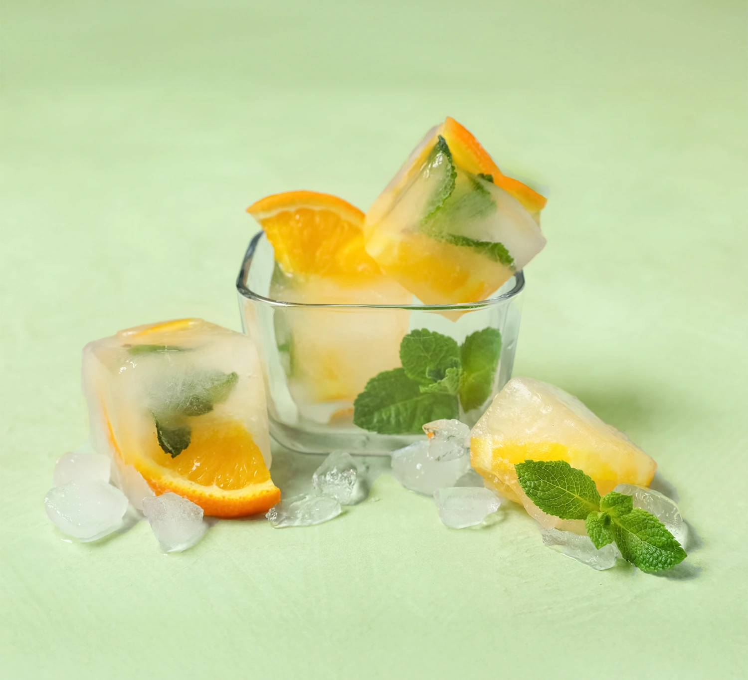 Eiswürfel mit Orangenstücken