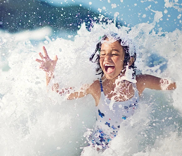 Kind im Wasser bei Wellengang
