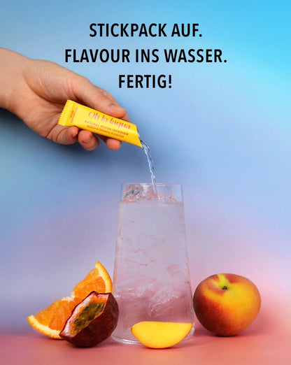 Flavour for water von OH LA LAQUA in ein großes Glas Wasser geben - Anwendungsbeispiel
