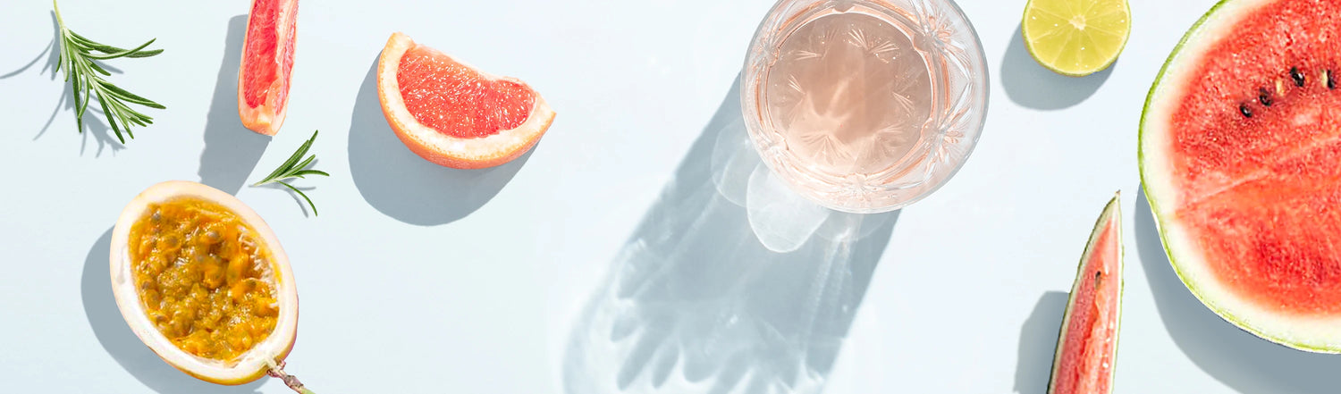 Früchte mit Wasserglas