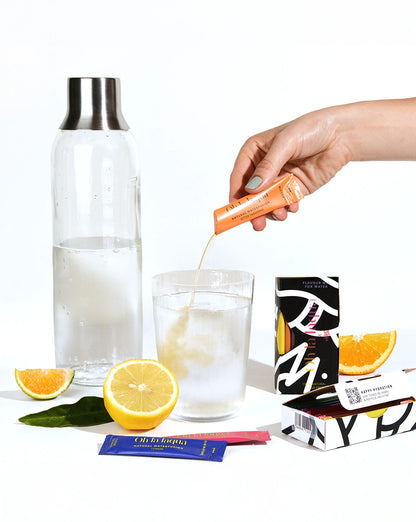 Glasflasche sodaTRIO von BRITA mit gesprudeltem und aromatisierten Wasser