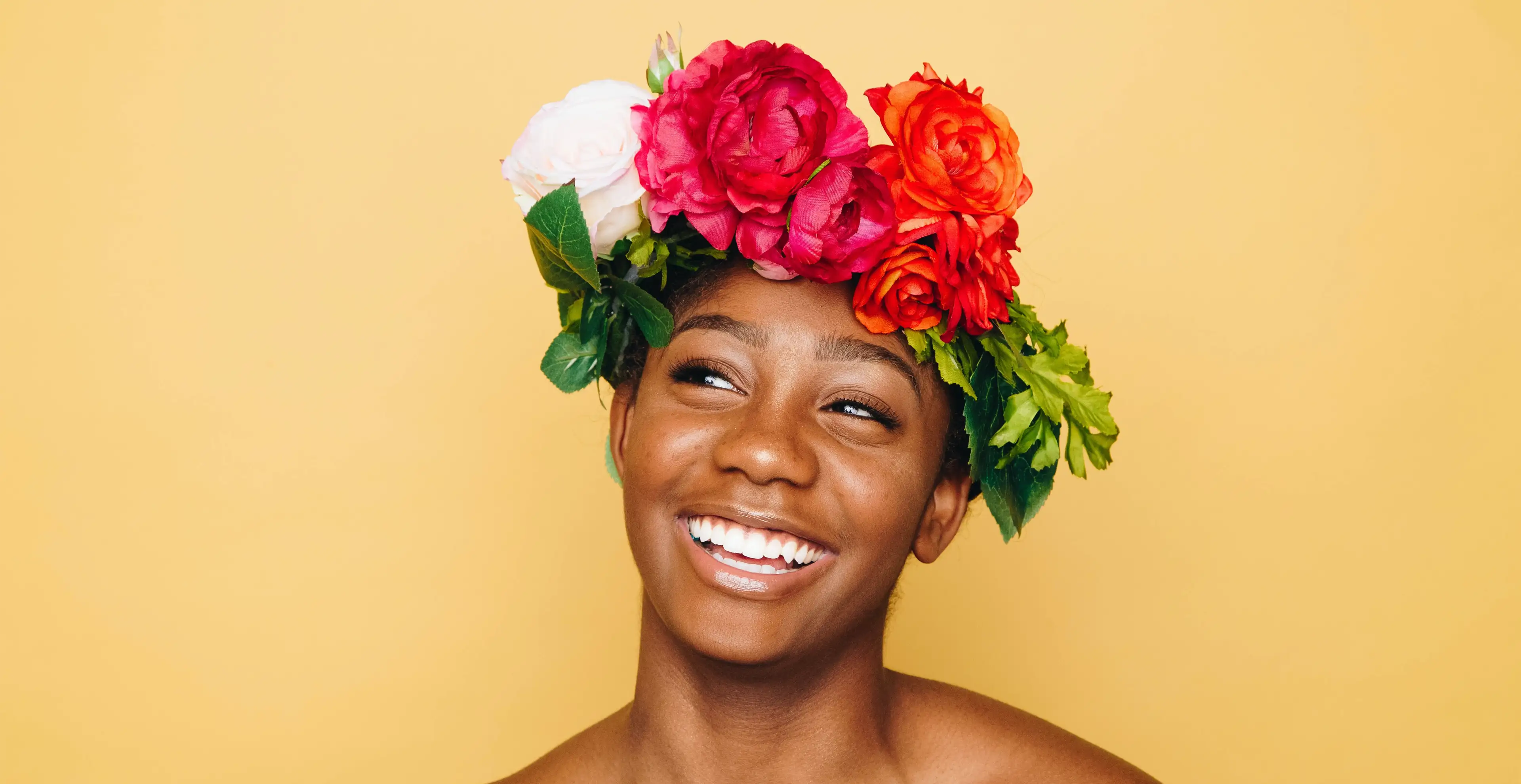 Frau mit Blumenkranz