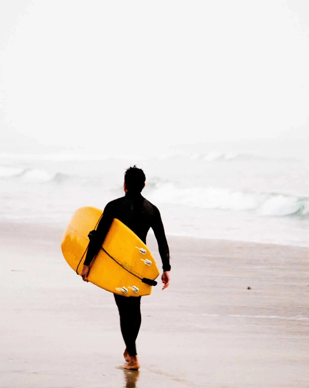 Surfer am Wasser