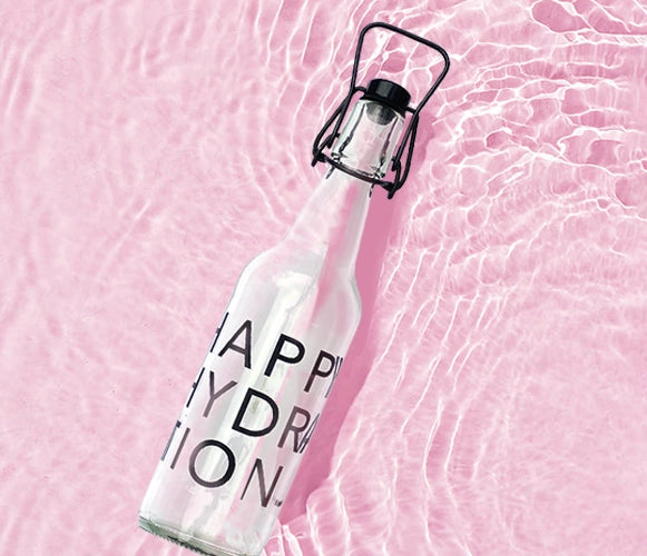 Trinkflasche aus Glas mit Schriftzug HAPPY HYDRATION