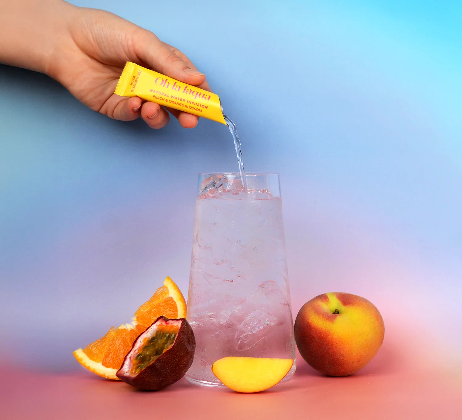 Wasser mit Geschmack: Anwendung OH LA LAQUA Pfirsich & Orangenblüte