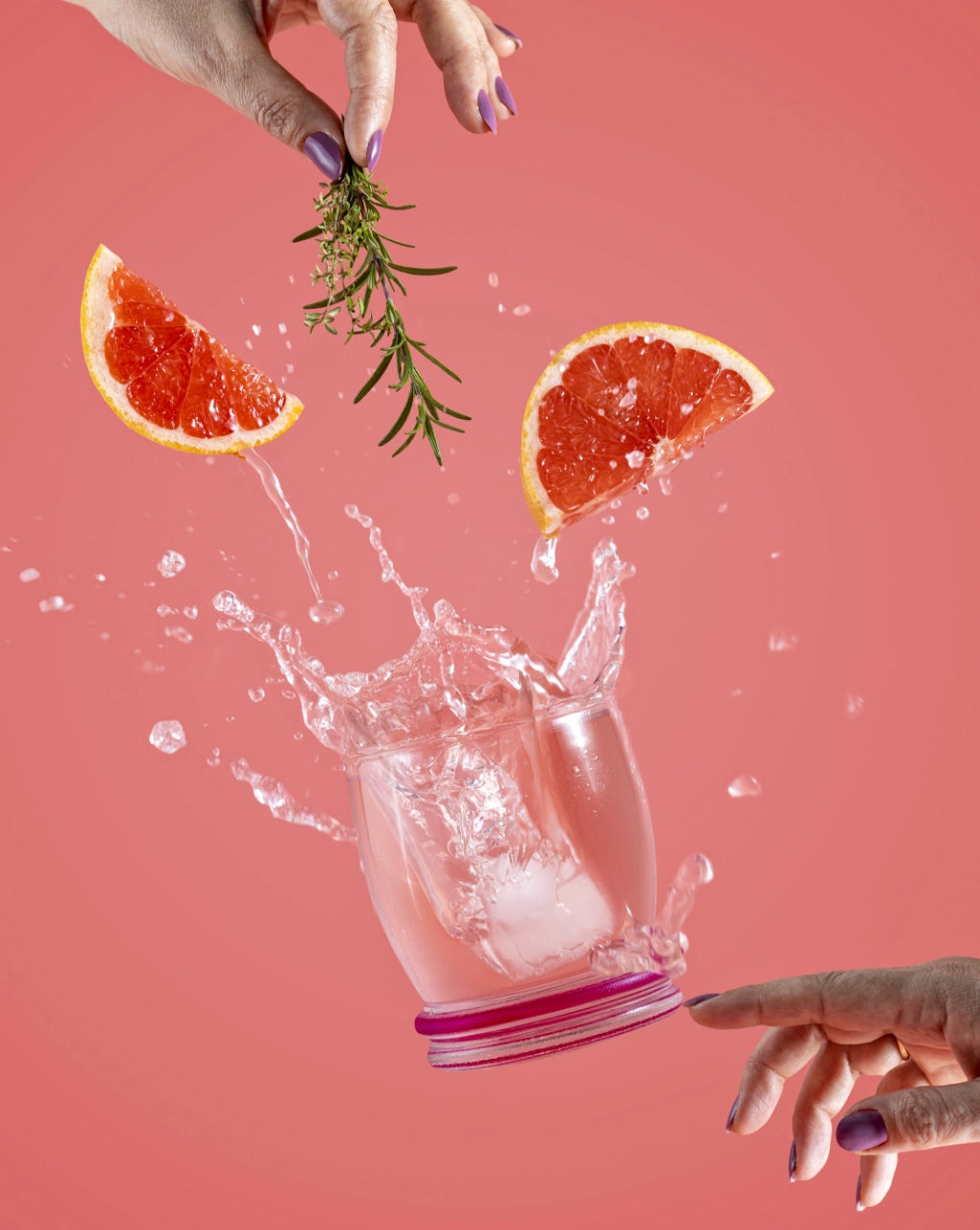 Glas Wasser mit Grapefruit-Rosmarin