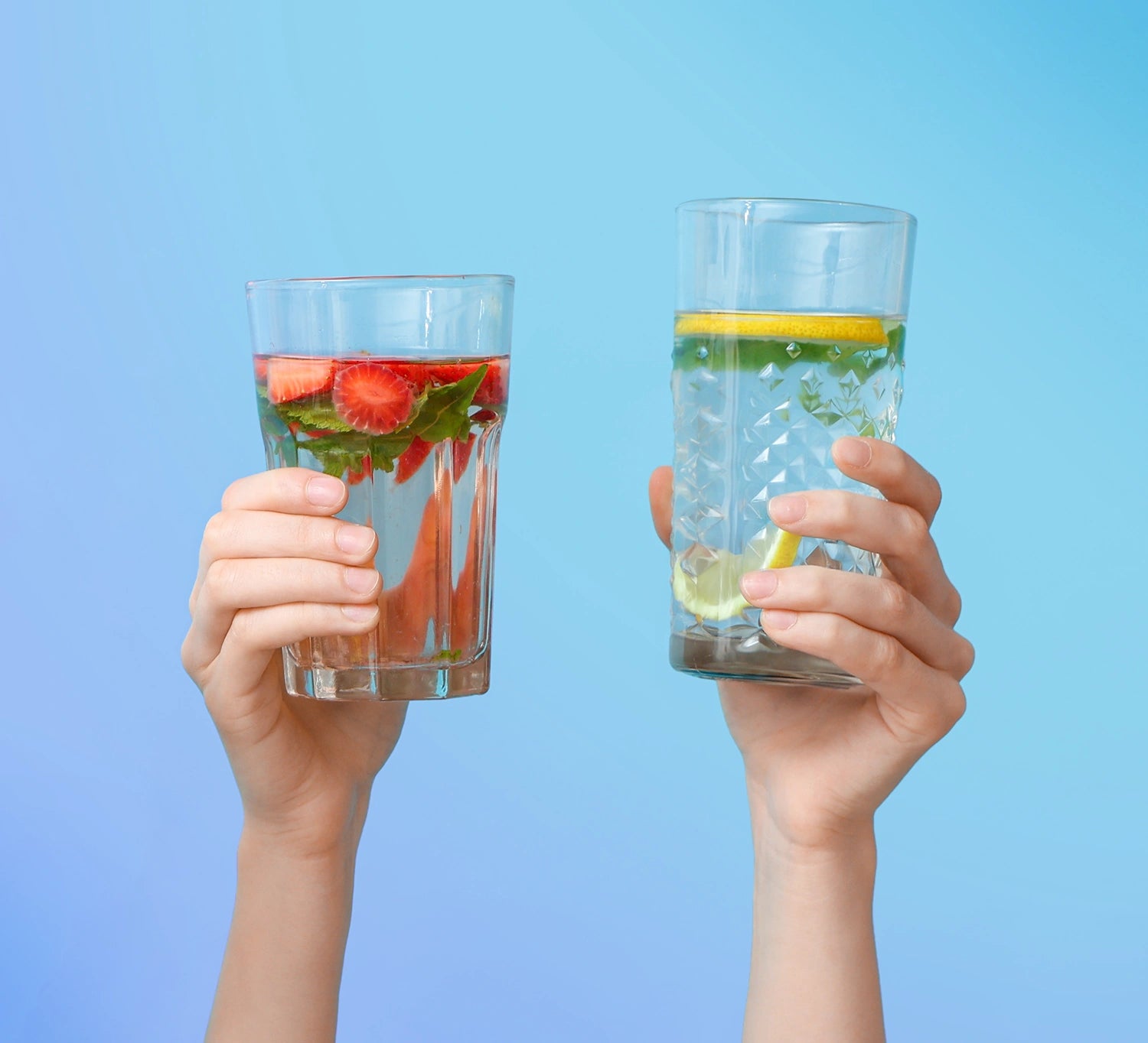 Wassergläser, gefüllt mit Infused Water